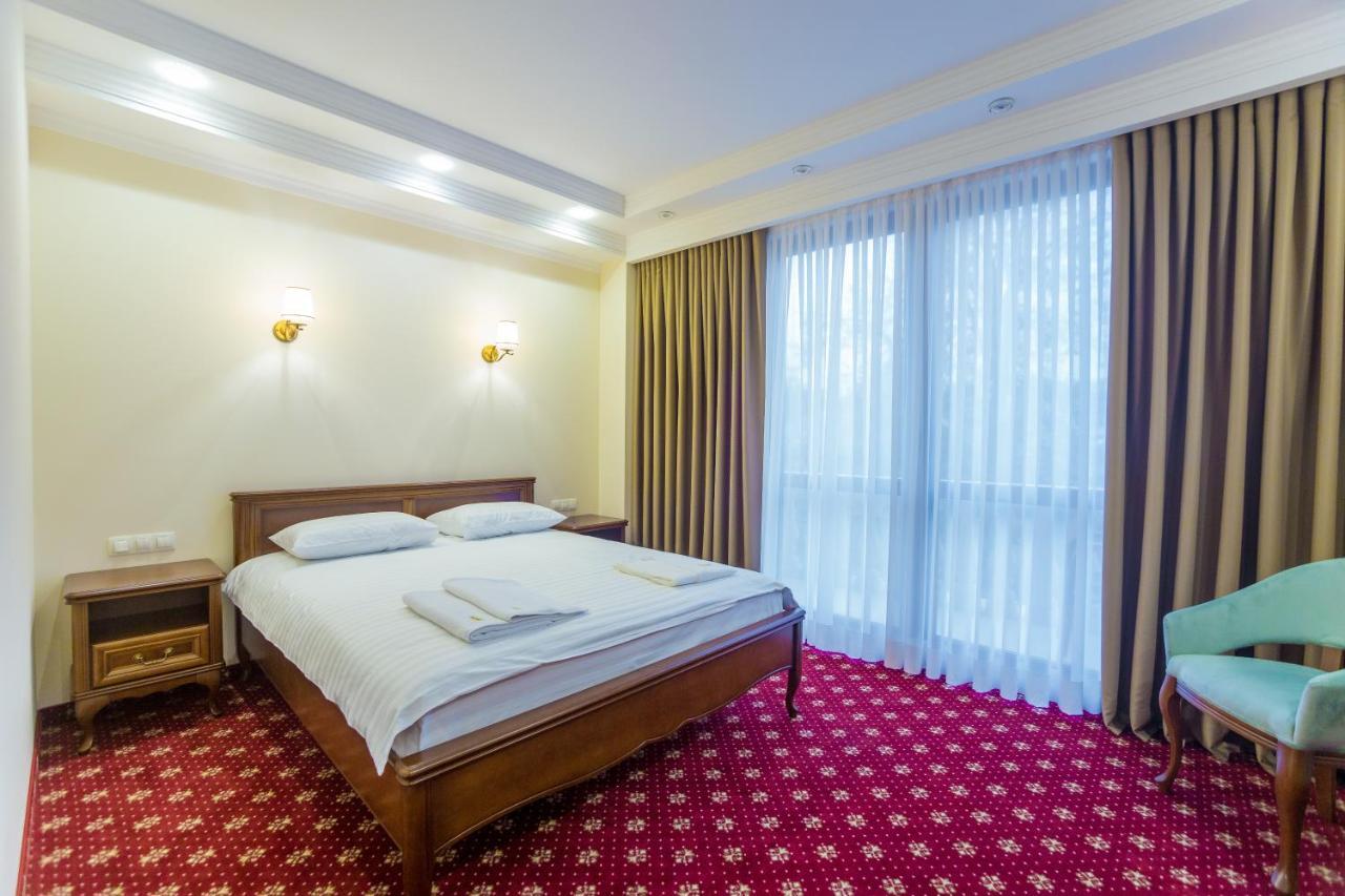 Ambassador Hotel 키시나우 외부 사진